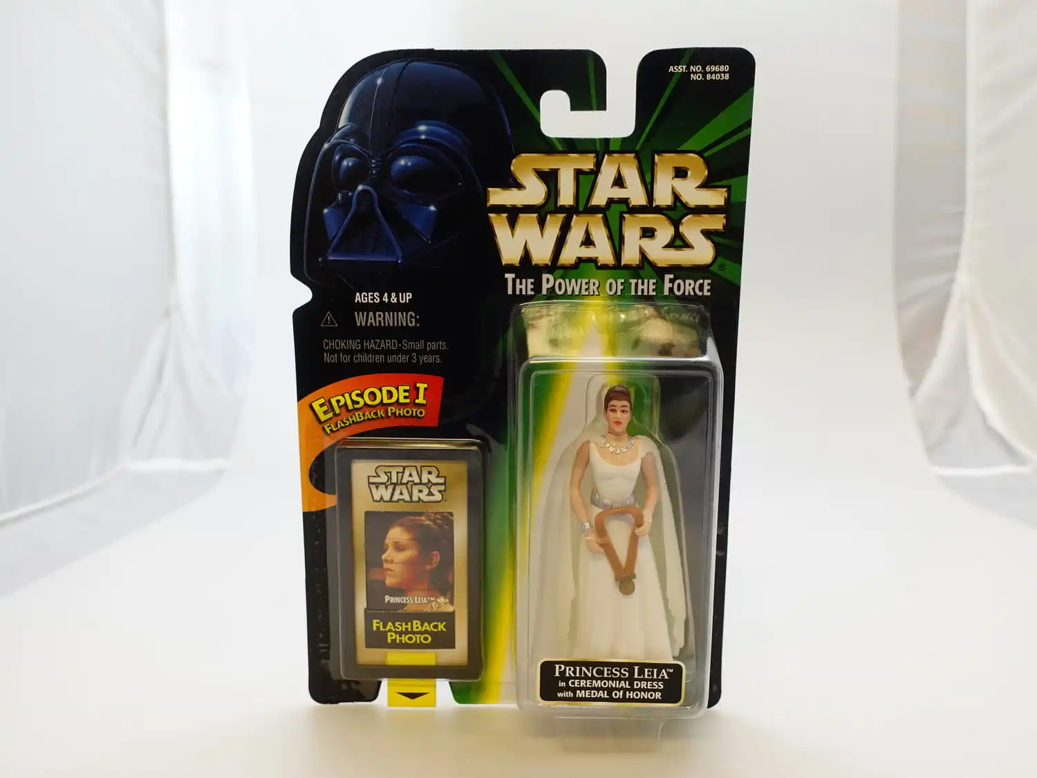 Star Wars The Power of the Force 3,75" Princess Leia in Ceremonial Dress with Medal of Honor 1 Star Wars The Power of the Force 3,75" Princess Leia in Ceremonial Dress with Medal of Honor